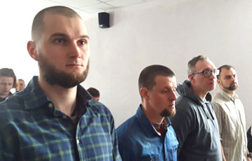 Четверо патриотов требуют по 100 тысяч рублей компенсации