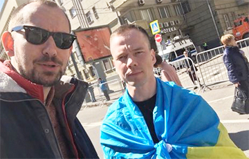 Ильдар Дадин вышел на Болотную площадь с флагом Украины