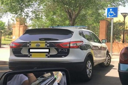 Испанку оштрафовали за фотографию полицейской машины на парковке для инвалидов