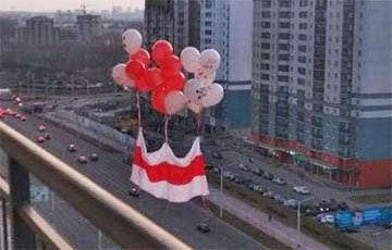 Национальные флаги снова появились в небе над Минском