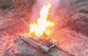 Украинский дрон забросил гранату прямо в люк московитского танка Т-90М «Прорыв»