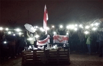 Жители Боровлян устроили вечернее чаепитие под национальными флагами