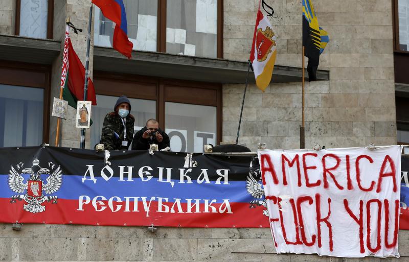 Фотофакт: лукашенковский флаг над захваченной администрацией в Донецке