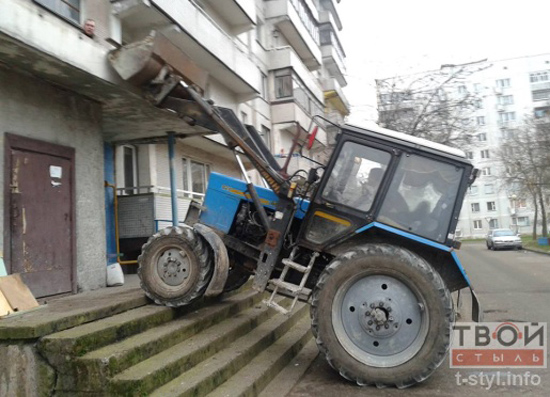 Фотофакт: в Гродно трактор пытался заехать в подъезд