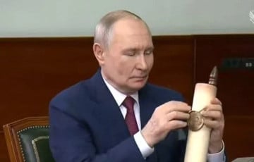 Путин со свитком