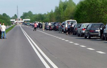 На выезд из Беларуси выросли очереди из легковых автомобилей