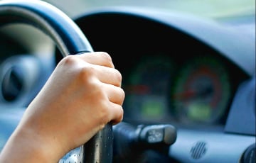 В Калинковичах четырехлетний ребенок оказался за рулем авто