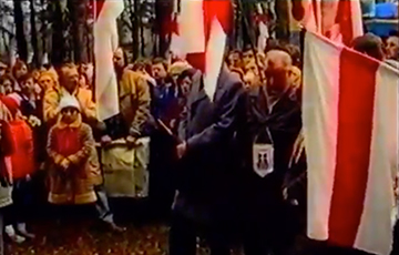 В Минске под бело-красно-белыми флагами празднуют «Дзяды»
