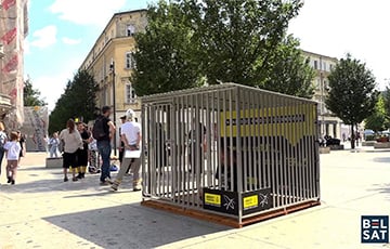 В центре Варшавы поставили клетку, символизирующую беларусскую тюрьму