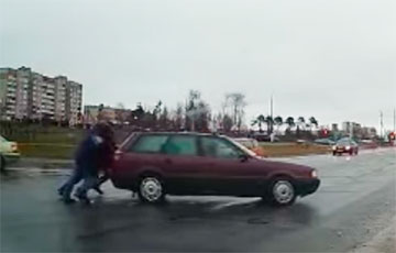 Беларусы толкают заглохшую на оживленном перекрестке машину: видеофакт