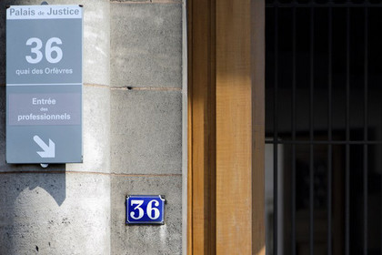 В краже наркотиков из здания парижской полиции заподозрили офицера