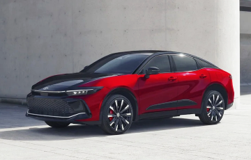 Toyota обновила оригинальный седан-кроссовер