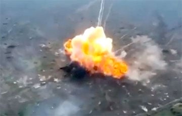 Появилось видео самоубийственной атаки московитских танков