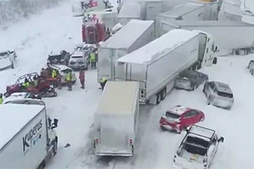 В США из-за снегопада столкнулось более 100 автомобилей