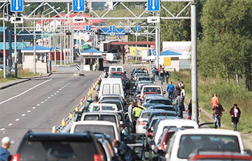 На границе с Польшей опять растет очередь из автобусов и легковушек