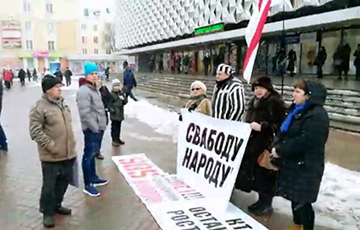 В центре Барановичей прошел пикет «Свободу народу!»