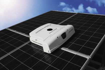 Японцы создали робота для мытья солнечных панелей