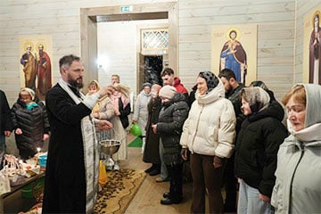 В Оболи провели Пасхальную Всенощную в возрожденном храме