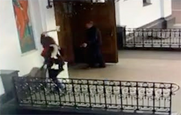 Женщина с топором напала на Свято-Духов собор в центре Минска
