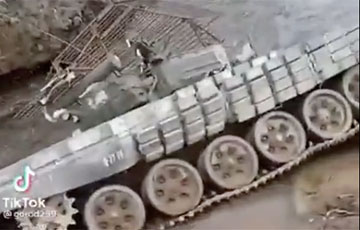 Российский танк упал с моста и искупался в болоте
