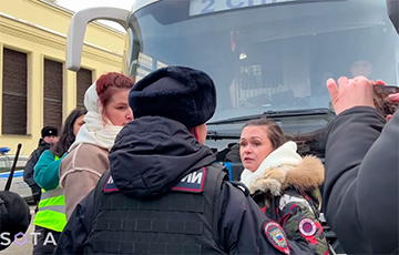 Участница митинга жен мобилизованных в Москве остановила автозак