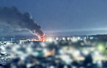 Удар по нефтебазе в Орле: пожар тушат 60 человек и поезд