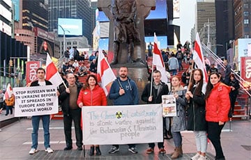 Беларусы и украинцы в годовщину аварии на ЧАЭС провели акцию в центре Нью-Йорка