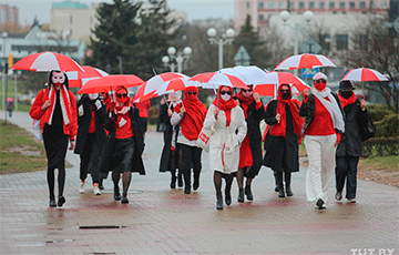 В очередной раз девушки прошлись по улицам Минска с зонтиками в национальных цветах
