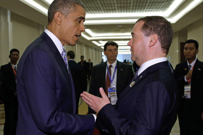 Медведев и Обама обменялись рукопожатиями на саммите в Куала-Лумпуре