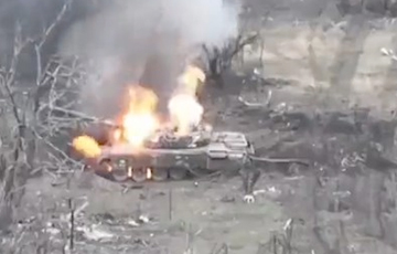 ВСУ сожгли московитский танк возле Донецкого аэропорта