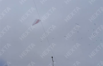 Минчане подняли национальный флаг над Партизанским проспектом