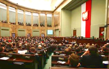 Парламент Польши принял спорный закон о телерадиовещании
