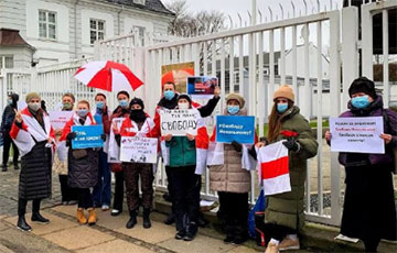 Акции солидарности в белорусами прошли во многих городах мира