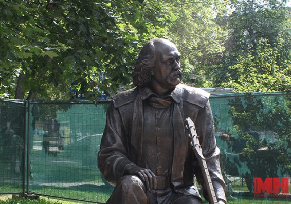 В сквере за филармонией установлен памятник Владимиру Мулявину