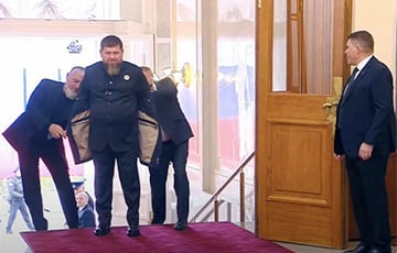 Чтобы снять с Кадырова пиджак на «инаугурации» Путина понадобилось сразу два человека