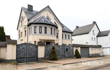 Возле Цнянского водохранилища в Минске продают коттедж, напоминающий замок