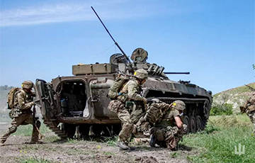 Украинский БТР-4Е «разбирает на кирпичи» позиции РФ под Харьковом