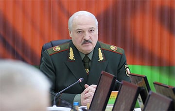Лукашенко пришел в Минобороны с «клоунскими» погонами