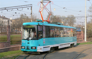 Видеофакт: По Минску курсирует трамвай с табличкой «Стоп таракан!»