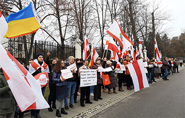 В Варшаве проходит акция за независимость Беларуси