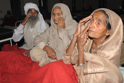 В Индии 60 человек ослепли после операции на глазах