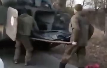 Пленные московитские оккупанты грузят мертвых московитских оккупантов: видеофакт