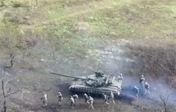 Московитские солдаты бегут с позиций перед танком Грузинского легиона: яркие кадры