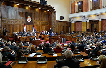 В сербском парламенте Лукашенко обнялся с осужденным за преступления против человечности
