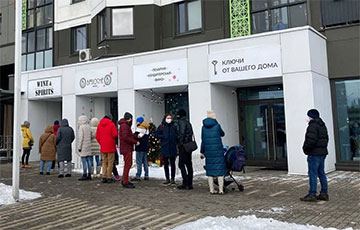 Фотофакт: В Новой Боровой выстроилась в знак солидарности в пекарню Brioche