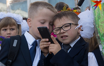 В Беларуси детям нельзя звонить родителям из школы?