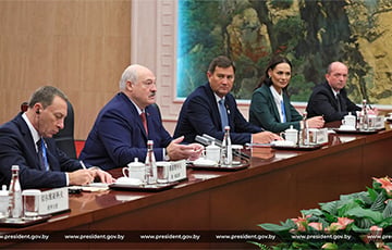 Как Лукашенко «гнул спину» перед Си в Китае