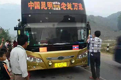 Автобус с китайскими туристами расстреляли в Лаосе