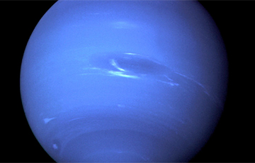 Ученые впервые заметили крупное пятно на Нептуне и загадочный объект рядом с ним