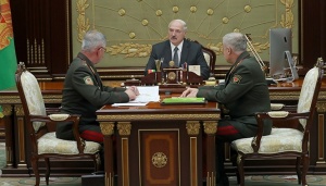 Лукашенко приказал укрепить границу с Украиной